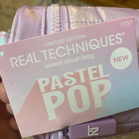 Real Techniques Iridescent Quilted Makeup Bag - Picture 4 of 6